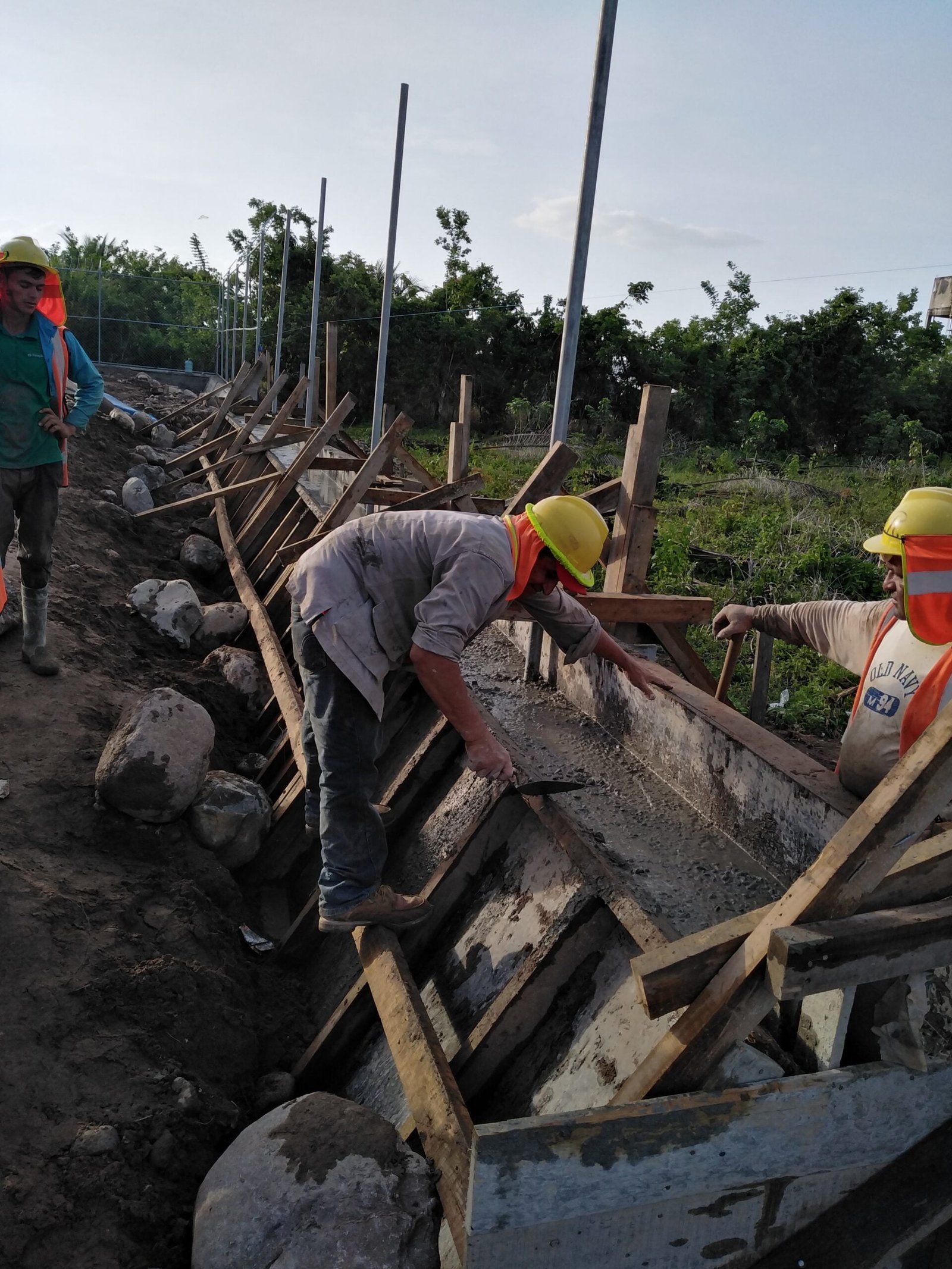 Galería de Cerco perimetral Inversiones los Pinares